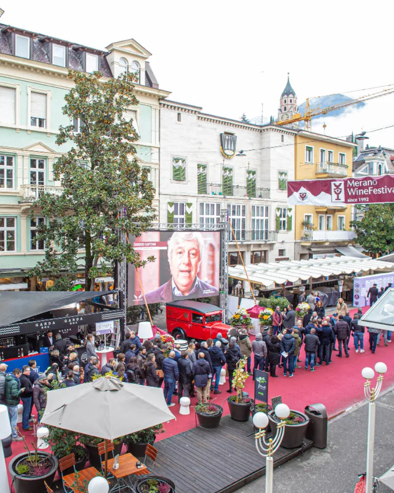 The Fuori Salone on Corso Libertà: stands, the big screen and the Försterbräu